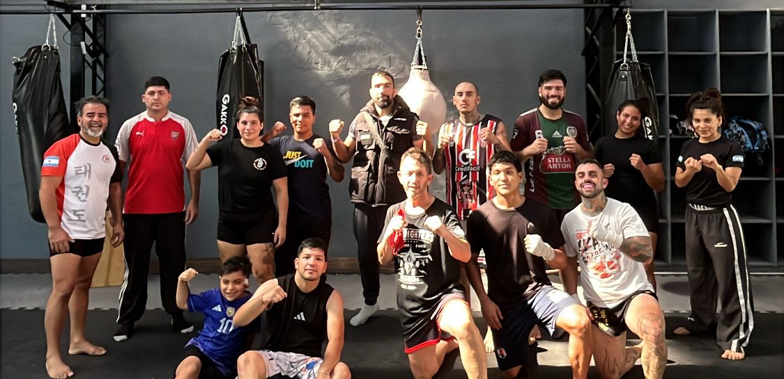 Alumnos de GAKKO entrenando juntos